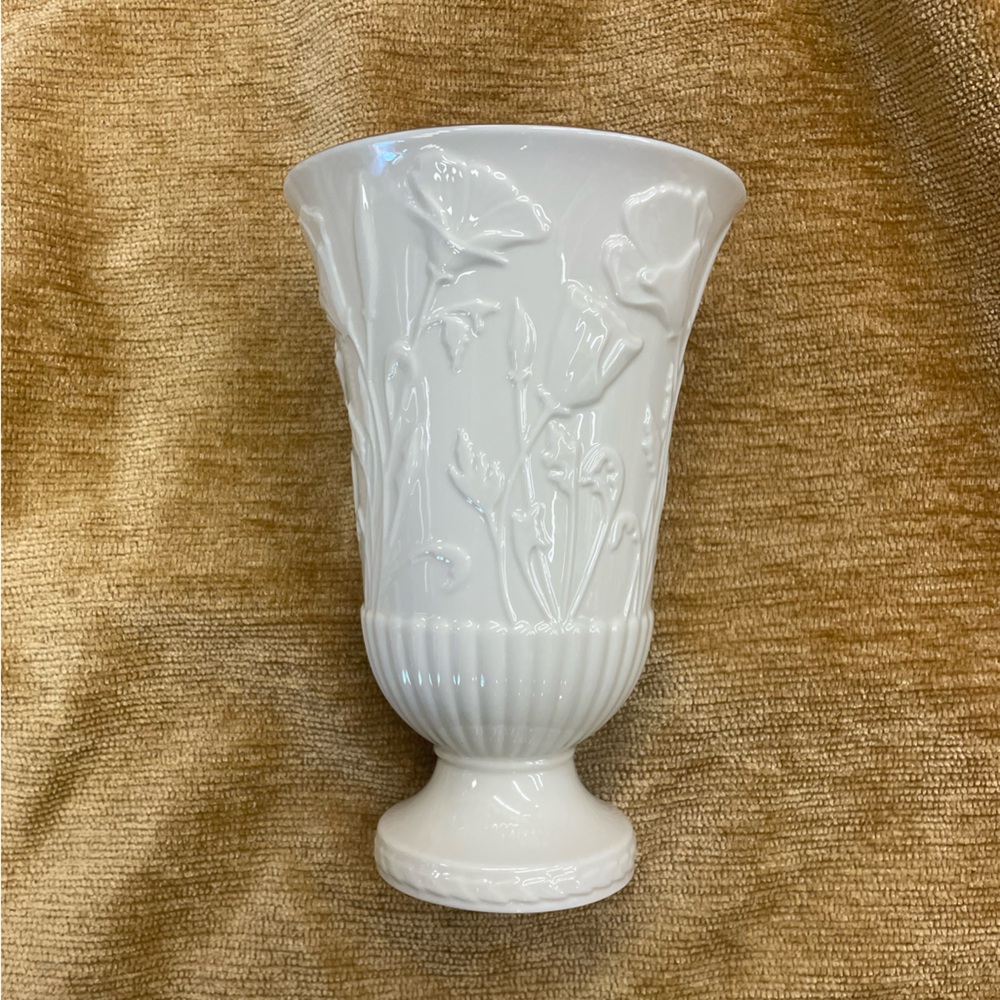 Lenox 9” poppy infused 24 ct gold rimmed vase